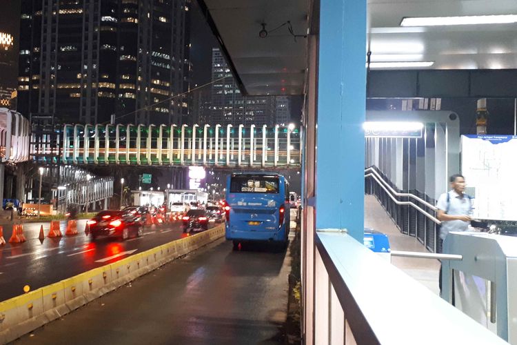 Halte Transjakarta dan jembatan penyeberangan orang (JPO) Polda Metro Jaya, Senin (15/4/2019).
