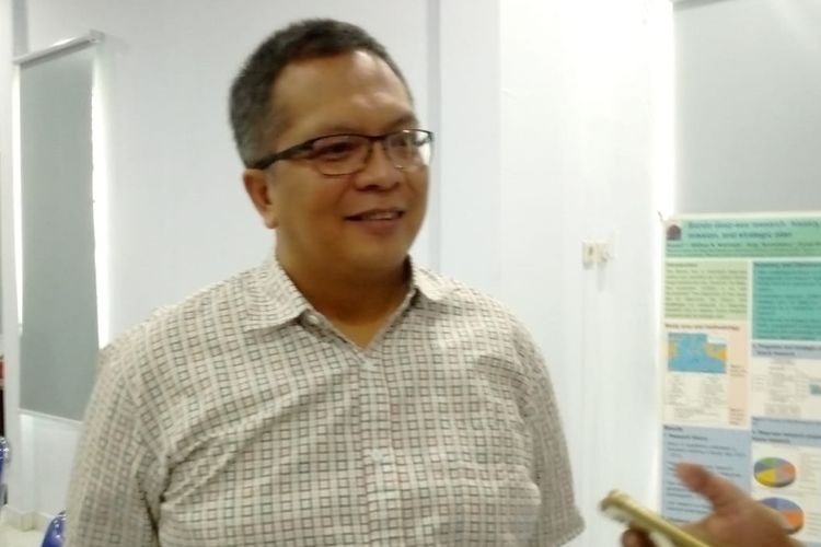 Kepala LIPI Ambon, Nugroho Dwi Hananto saat diwawancarai wartawan seusai memimpin rapat bersama instansi terkait lainnya di aula kantor LIPI Ambon, Kamis (19/9/2019)