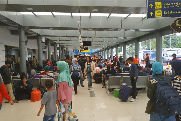 Suasana di Stasiun Pasar Senen pada H-2 Lebaran 2019, Senin (3/6/2019).