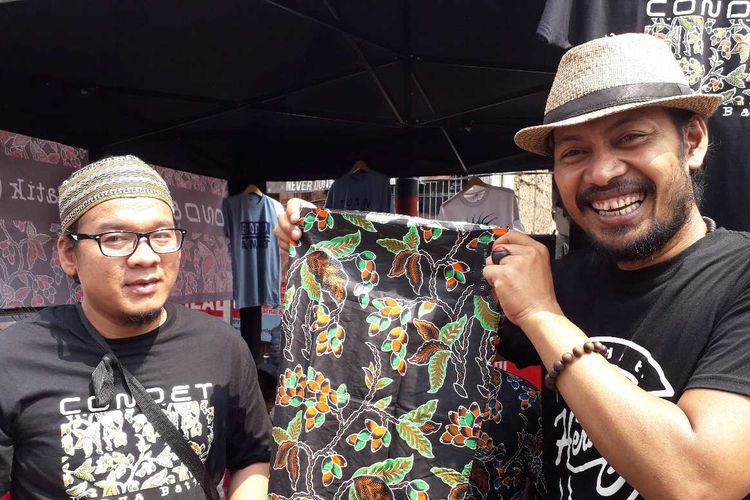 Zainal saat perlihatkan kain batik condet bermotif melinjau di Festival Condet 2019 yang berlangsung 27-28 Juli 2019. 