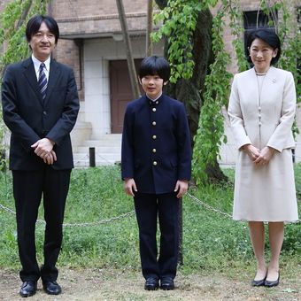 Pangeran Hisahito (tengah) diapit kedua orangtuanya, Pangeran Akishino dan Putri Kiko. 