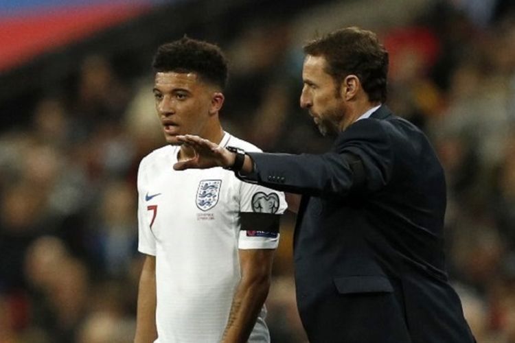 Gareth Southgate memberi instruksi kepada Jadon Sancho pada pertandingan Inggris vs Rep. Ceko dalam babak kualifikasi Piala Eropa 2020 di Stadion Wembley, 22 Marer 2019. 