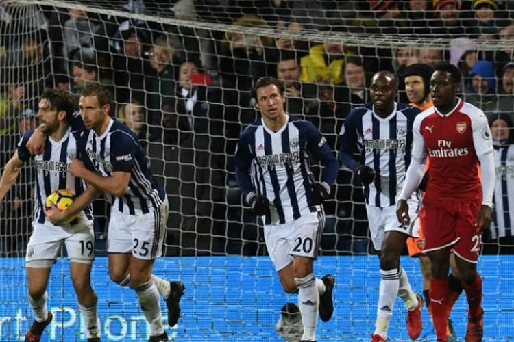 Selebrasi pemain West Bromwich Albion atas gol Jay Rodriguez (kiri) pada lanjutan Liga Inggris di Stadion The Hawthorns, Senin (1/1/2018) dini hari WIB.