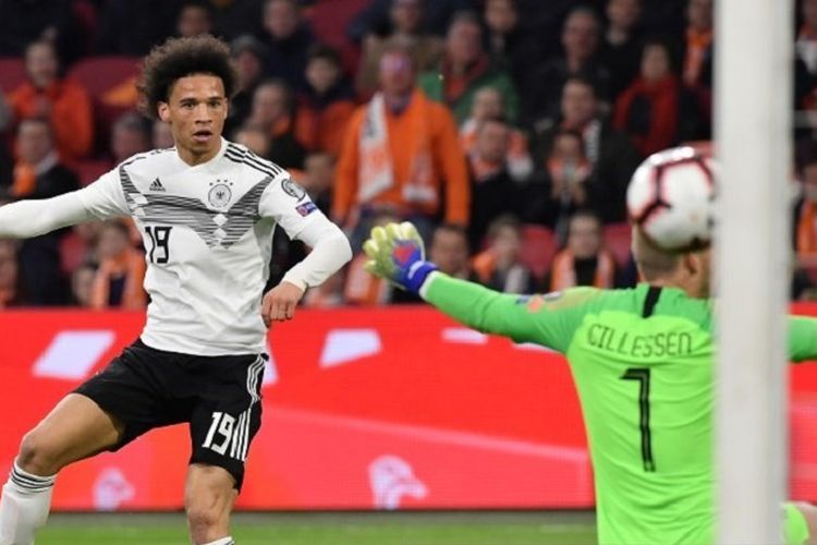 Tendangan Leroy Sane tak bisa diantisipasi Jasper Cilessen pada laga Belanda vs Jerman di Johan Cruyff Arena dalam babak kualifikasi Piala Eropa 2020, 24 Maret 2019. 