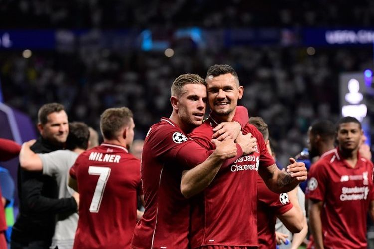 Jordan Henderson dan Dejan Lovren merayakan kemenangan timnya seusai Liverpool memastikan diri menjadi juara Liga Champions dengan mengalahkan Tottenham Hotspur di Stadion Wanda Metropolitano, 1 Juni 2019. 