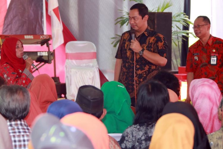 Di halaman kantor Kecamatan Semarang Barat, Wali Kota Semarang Hendrar Prihadi berinteraksi dengan warga masyarajat saat gelaran pasar murah, Jumat (2/2/2018). 