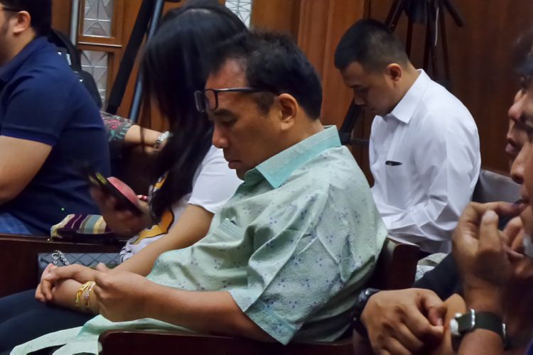 Basuki Hariman seusai mengikuti sidang pembacaan putusan di Pengadilan Tipikor Jakarta, Senin (28/8/2017). Basuki divonis 7 tahun penjara dan denda Rp 400 juta subsider 3 bulan kurungan, karena terbukti menyuap Hakim Patrialis Akbar.