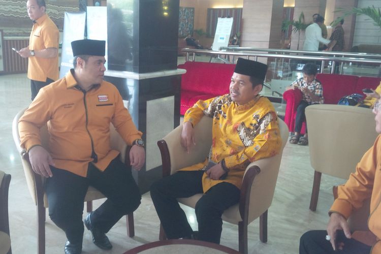 Ketua DPD Partai Golkar Jawa Barat Dedi Mulyadi berbincang bersama Ketua DPD Partai Hanura Jawa Barat Aceng Fikri, Sabtu (7/10/2017).