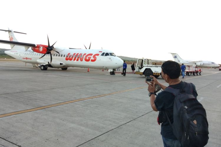 Pesawat Wings Air dengan  rute perdana Kupang-Lombok, saat berada di Bandara El Tari Kupang, NTT, Jumat (25/5/2018) petang