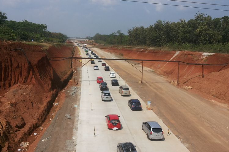 Arus lalu lintas kendaraan di tol fungsional Batang-Semarang yang padat merayap 5 kilometer menjelang titik keluar ke jalan raya di titik keluar Grinsing, tak jauh dari proyek pembangunan Jembatan Kalikuto, Batang-Kendal, Rabu (13/6/2018).