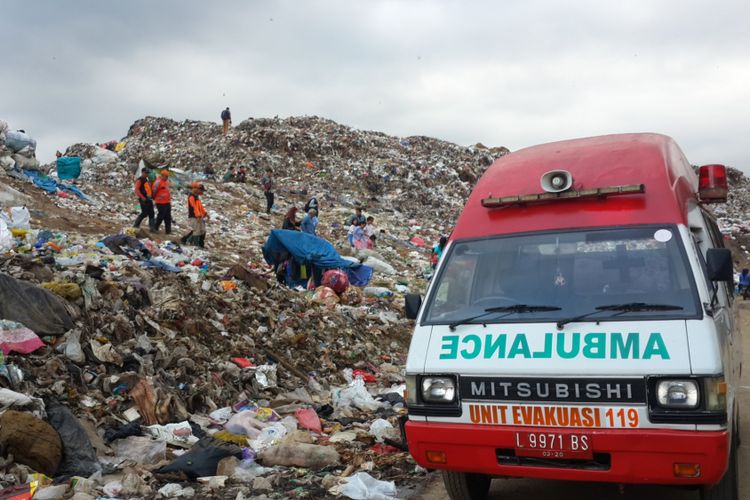 Sebuah ambulans disiapkan di TPA Supit Urang, Malang, sebagai persiapan untuk memberikan pertolongan kepada seorang pemulung yang dikabarkan hiang tertimbun gundukan sampah yang longsor.