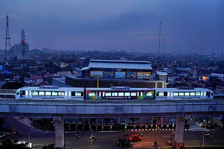 Kereta ringan (LRT) melintas di kawasan Pakjo, Palembang, Sumatera Selatan, Kamis (30/8/2018). Pemerintah masih terus mengevaluasi kinerja LRT Palembang untuk menyempurnakan sebelum dioperasikan penuh pada 3 September mendatang. Peristiwa mogoknya kereta yang telah tiga kali terjadi sejak pengoperasian dijadikan pedoman evaluasi.

KOMPAS/HENDRA A SETYAWAN (HAS)
30-08-2018