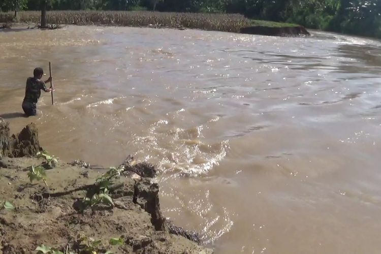 Tanggul sungai lamasi jebol, sebabkan 150 rumah di 2 desa terendam banjir 