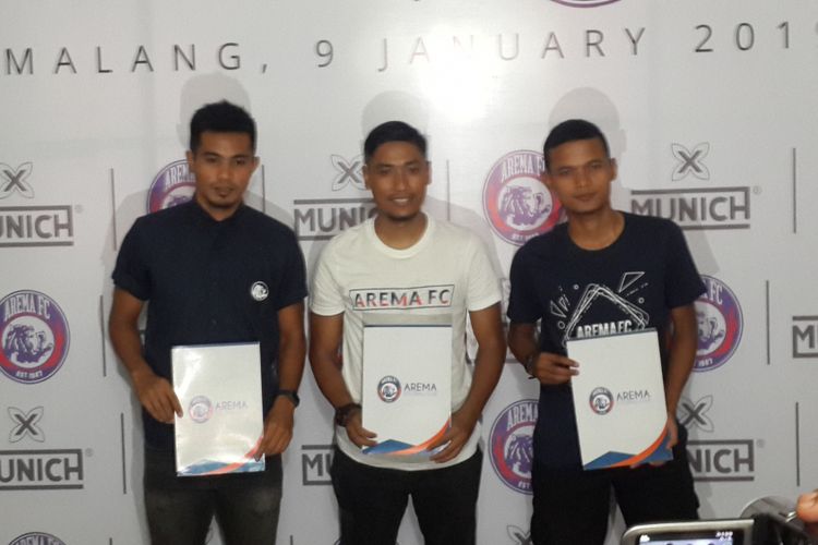 Tiga pemain baru lokal yang resmi dikontrak Arema FC untuk musim kompetisi 2019 di Kantor Arema FC, Kota Malang, Selasa (15/1/2019)