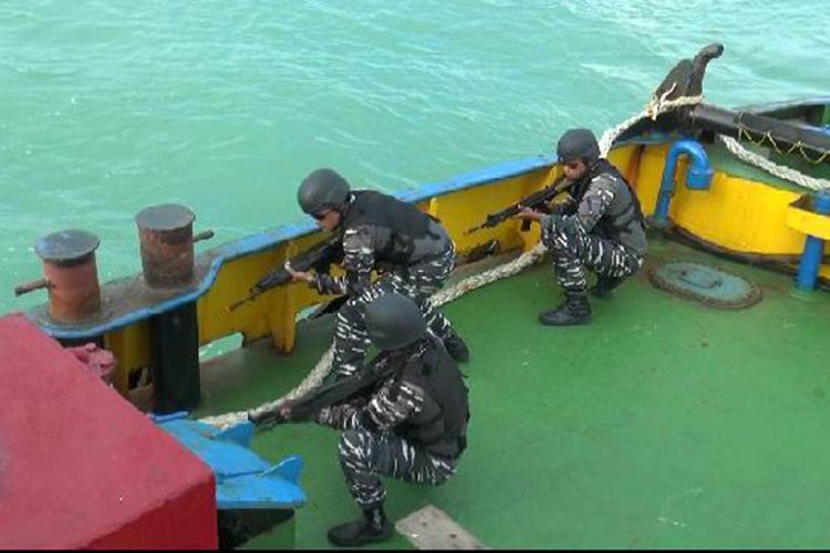 Pasukan TNI AL saat simulasi pembebasan sandera di Pelabuhan Sadai Bangka Selatan, Kepulauan Bangka Belitung.
