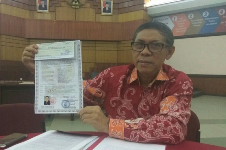 Mantan Direktur Bank Kalbar, Sudirman saat menunjukkan berkas SIUP dan Cek Palsu yang mencatut foto dirinya (20/9/2017)