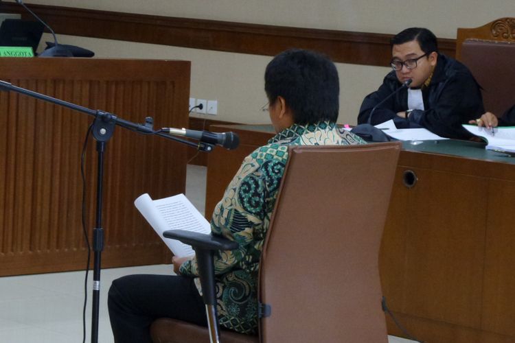 Politisi PKB Musa Zainuddin duduk di kursi terdakwa saat sidang pembacaan pleidoi di Pengadilan Tipikor Jakarta, Rabu (8/11/2017).