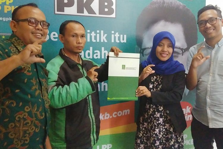 Suhandi (38), seorang supir ojek online memutuskan untuk banting setir ke dunia politik. Ia mendaftar sebagai calon legislatif dari Partai Kebangkitan Bangsa. Suhandi mendatangi kantor DPP PKB, di Jalan Raden Saleh, Jakarta Pusat, Senin (8/1/2018) sore.