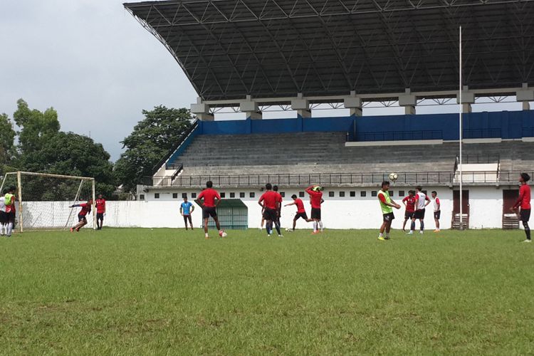 Skuad Arema FC saat menjalani latihan di Stadion Cakrawala Universitas Negeri Malang, Kota Malang, Rabu (28/11/2018).