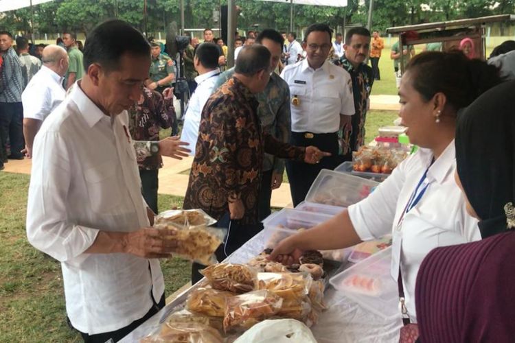 Presiden Joko Widodo saat memborong dagangan ibu-ibu penerima PMN Mekaar, Ciracas, Jakarta Timur, Kamis (10/1/2019).