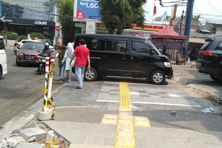 Kendaraan yang parkir di atas trotoar jalan Kemang Raya, Mampang Prapatan, Jakarta Selatan, Jumat (23/8/2019)