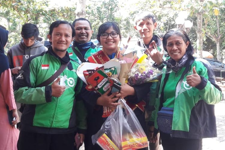 Hari wisuda Leony dihadiri rekan-rekan sesama pengemudi Gojek di Semarang