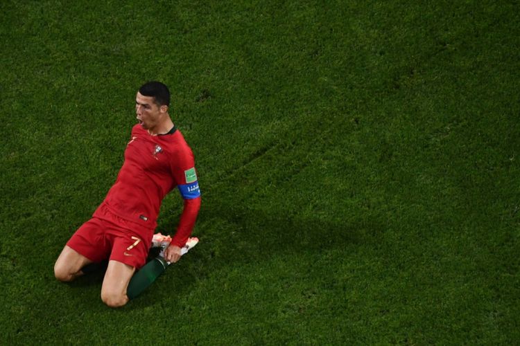 Penyerang Portugal, Cristiano Ronaldo, merayakan gol keduanya dalam laga melawan Spanyol pada laga perdana fase Grup B Piala Dunia 2018 di Fisht Stadium di Kota Sochi, Rusia, Sabtu (15/6/2018) dini hari.