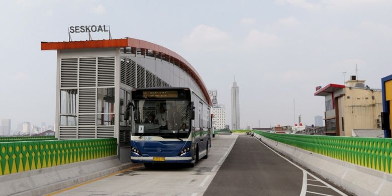 Cerita Pengemudi Kendarai Bus Transjakarta di Ketinggian 