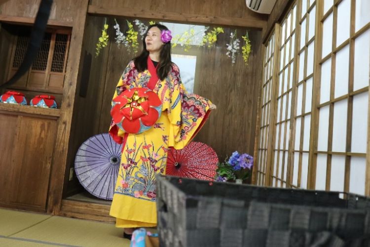 Wisatawan bisa mencoba kimono dengan motif khas Okinawa di salah satu stan wisata di Okinawa World, Naha, Okinawa, Jepang, Sabtu (29/6/2018).