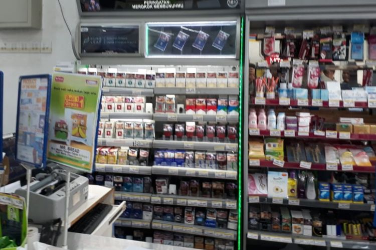 Salah satu minimarket di Depok yang masih display rokok, di Beji, Depok, Jumat (26/10/2018).