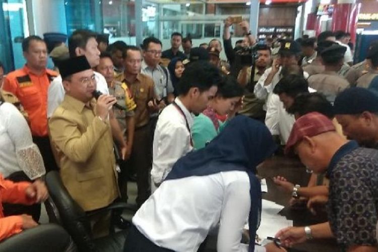 Gubernur Kepulauan Bangka Belitung Erzaldi Rosman saat memberikan keterangan di depan keluarga korban Lion Air JT 610 di Bandara Depati Amir, Pangkalpinang, Babel, Senin (29/10/2018). 