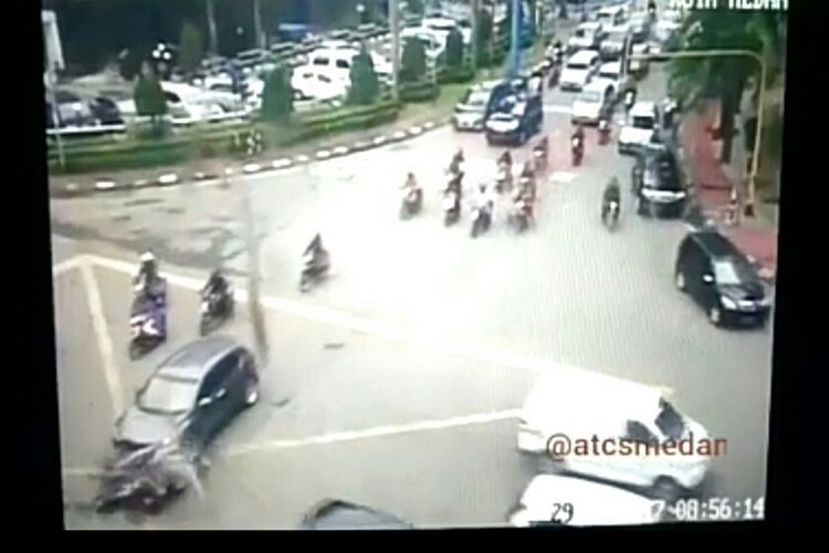 Sebuah mobil yang terlihat menyeruduk seorang pengendara motor di persimpangan Lapangan Benteng-Mandiri Primbon, Medan, Rabu (29/11/2017)