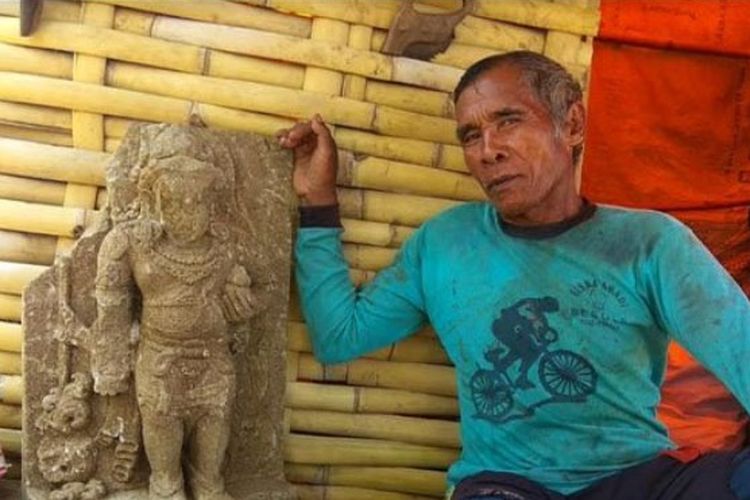 Seorang warga bernama Surani menunjukkan arca yang ditemukannya di kawasan hutan dekat tempat tinggalnya di Tulungagung, Jawa Timur, 22 Februari lalu.