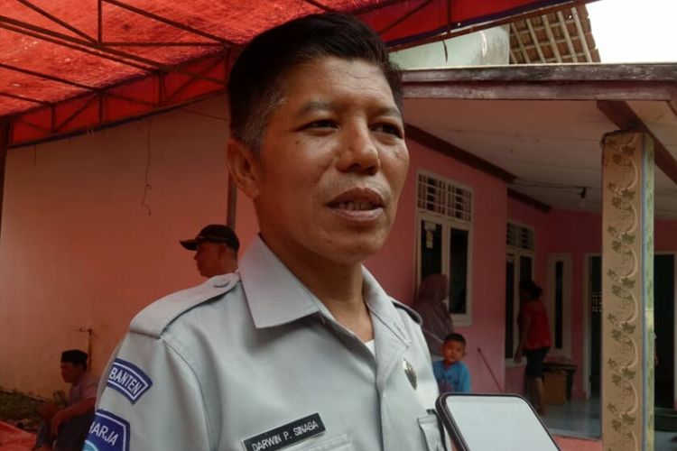 Kepala Perwakilan Jasa Raharja Tangerang, Darwin P Sinaga saat memberikan santunan kepada ahli waris Iwan, korban tewas akibat kecelakaan di Tol Purbaleunyi, Selasa (3/9/2019).