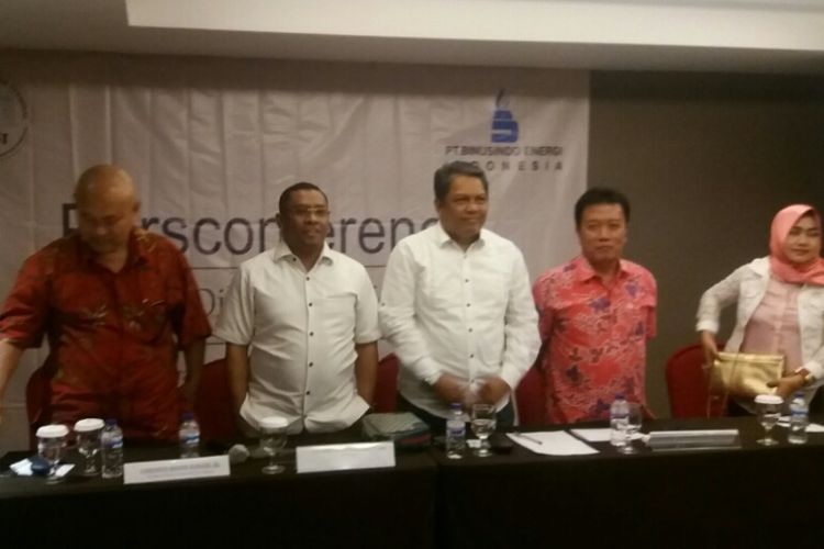 President Director PT Binusindo Energi Indonesia, Fabianus Bessie bersama sejumlah pimpinan PT Binusindo Energi Indonesia, menggelar jumpa pers di Hotel Aston Kupang, Minggu (27/8/2017)