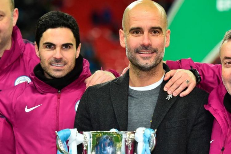 Mikel Arteta dan Pep Guardiola merayakan keberhasilan Manchester City menjuarai Piala Liga Inggris, 25 Februari 2018. 