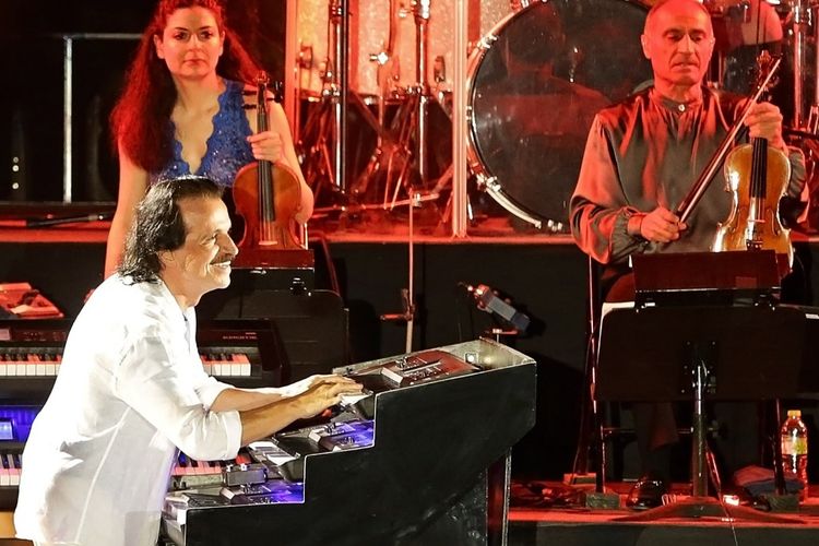 Yanni beraksi di panggung Roro Jonggrang Prambanan Jazz hari kedua, yang di gelar di Kompleks Candi Prambanan, Yogyakarta pada Sabtu (6/7/2019).