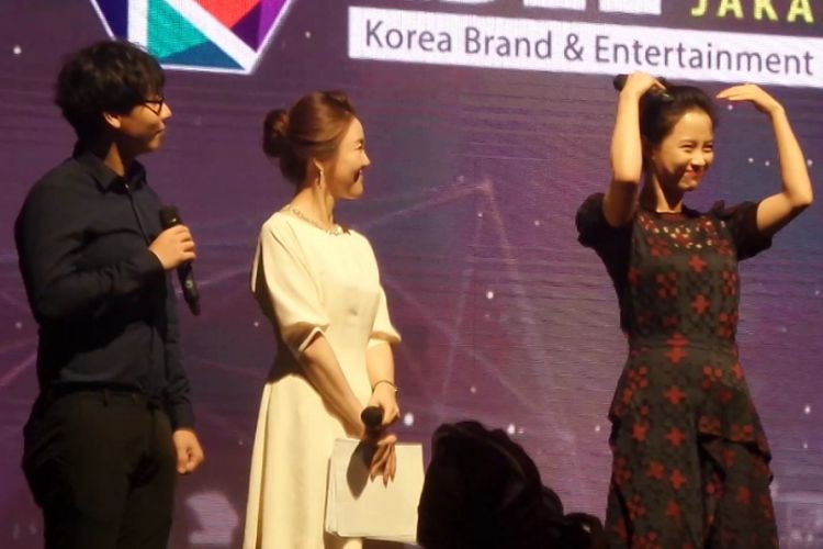 Song Ji Hyo (kanan) dalam acara Korea Brand & Entertainment Expo (KBEE) 2017 di Hotel Sheraton, Jakarta Selatan, Senin (4/9/2017).