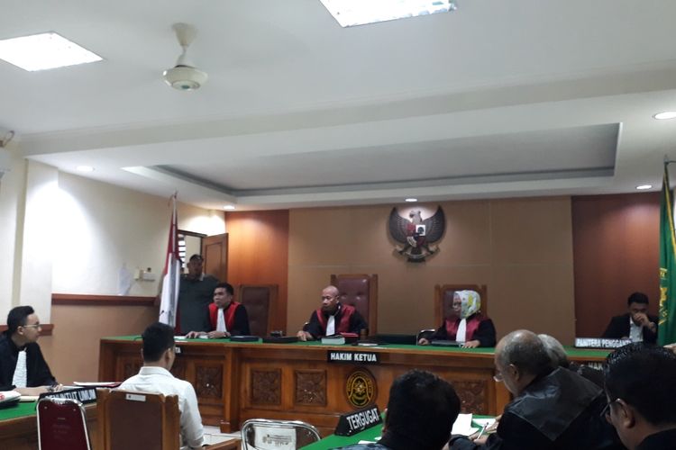 Sidang lanjutan terdakwa kasus pembunuhan satu keluarga di Bekasi, Haris Simamora di Pengadilan Negeri Bekasi, Senin (1/4/2019).
