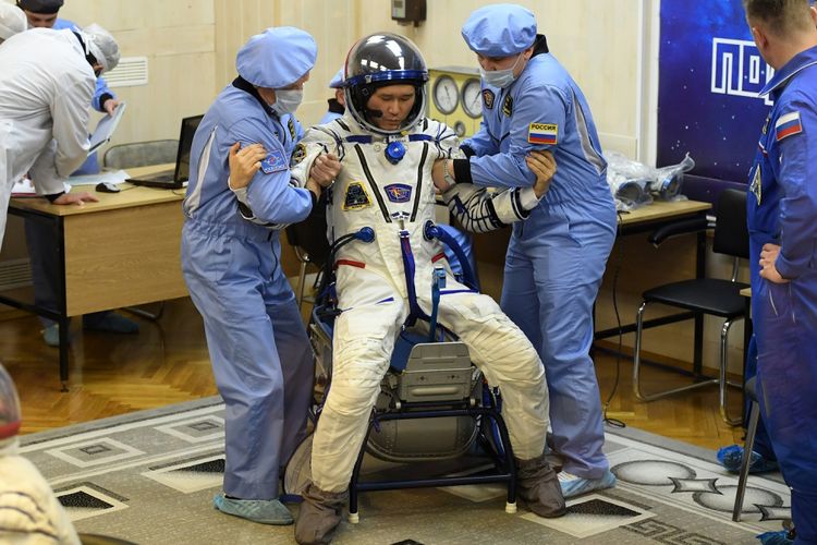 Anggota International Space Station (ISS) ekspedisi 53/54, Norishige Kanai dari Japan Aerospace Exploration Agency (JAXA), saat mengenakan baju antariksawan di Baikonur Cosmodrome, Kazakhstan, 17 Desember 17, 2017.