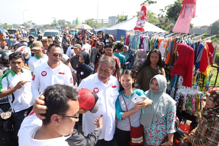 Calon Gubernur nomor urut 4 Deddy Mizwar berkunjung ke Pasar Kaget Jalan Lingkar Kabupaten Sukabumi, Minggu (29/4/2018).