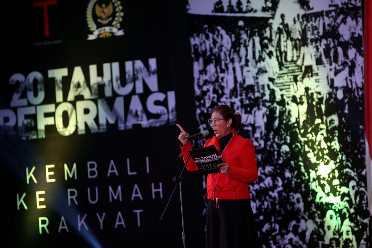 Menteri Kelautan dan Perikanan Susi Pudjiastuti membacakan puisi saat panggung puisi dan musik dengan tema 20 Tahun Reformasi, Kembali ke Rumah Rakyat di Gedung DPR, Jakarta, Selasa (8/5/2018). Sejumlah menteri seperti Retno Marsudi dan Hanif Dhakiri tampil membawakan puisi.