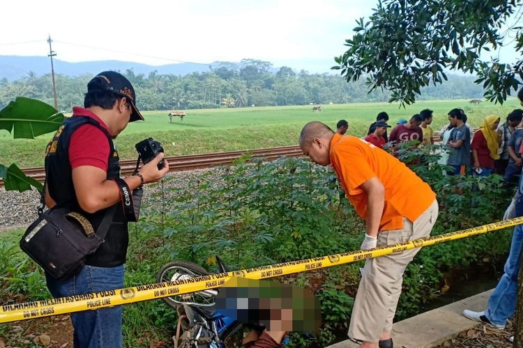 Anggota Unit Inafis Polres Banyumas memeriksa lokasi kecelakaan di Desa Notog, Kecamatan Patikraja, Kabupaten Banyumas, Jawa Tengah, Selasa (9/4/2019).