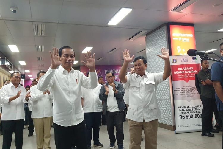 Presiden Joko Widodo bertemu dengan calon presiden, Prabowo Subianto di Stasiun MRT Jakarta, Sabtu (13/7/2019). 