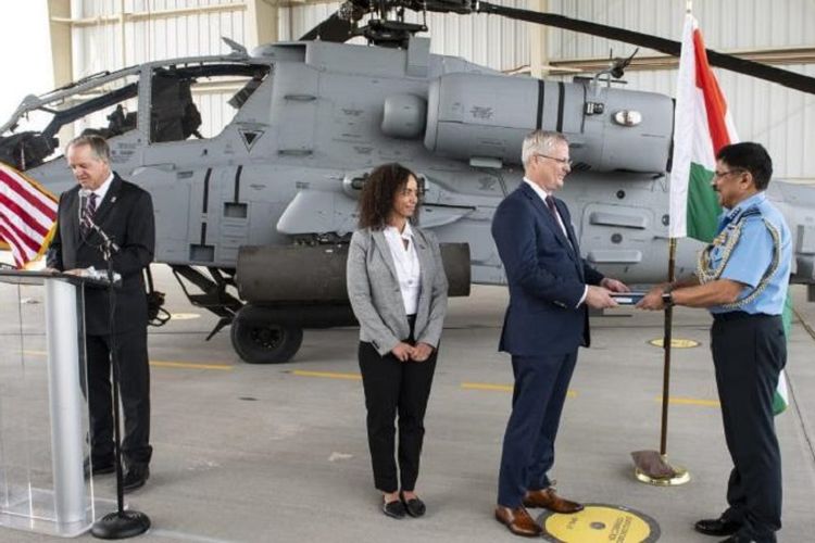 Prosesi serah terima helikopter Apache pertama dari Boeing AS kepada Angkatan Udara India, di Arizona, Jumat (10/5/2019).