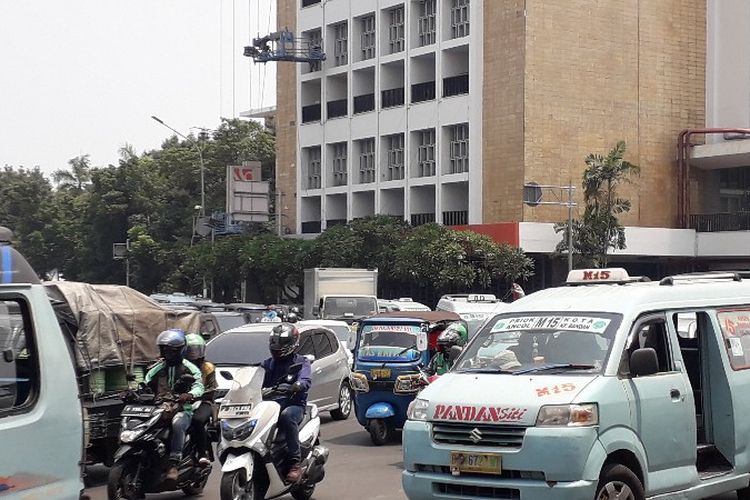 Begini Semrawutnya Kendaraan di Depan Stasiun Jakarta Kota