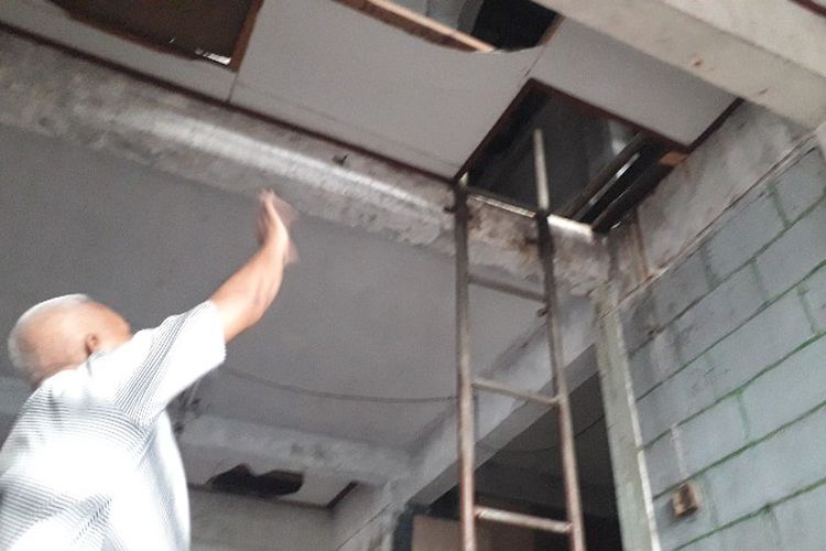 Lokasi jatuhnya MA (16) dari tangga arah plafon lantai 4 ke lantai 3 di Rusunawa Tambora, Jakarta Barat pada Rabu (26/12/2018).