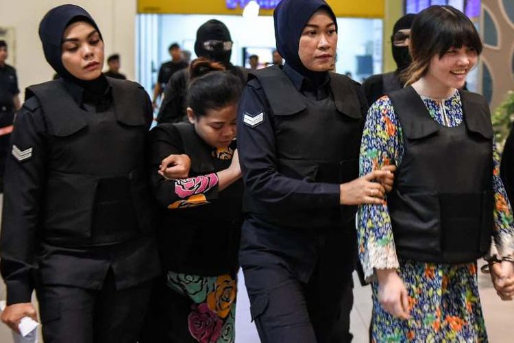 Siti Aisyah dan Doan Thi Huong tengah menjalani rekonstruksi kasus pembunuhan Kim Jong Nam di Bandara Internasional Kuala Lumpur, Malaysia, 24 Oktober 2017. (Moh Rasfan/AFP)
