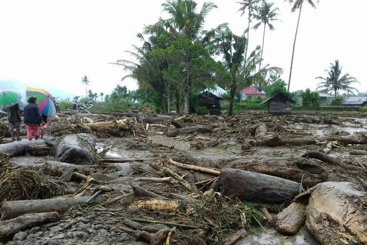 Hujan deras menyebabkan banjir bandang terjadi dan menerjang empat jorong di Kabupaten Solok Selatan, Sumatera Barat, Kamis (14/9/2017) sekitar pukul 20.30 WIB.