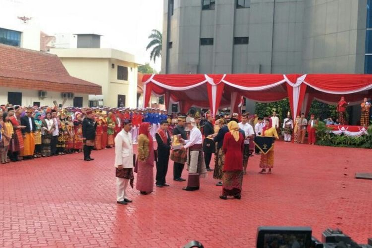 Menkumham Yasonna Laoly pakai baju adat Batak Samosir saat menjadi inspektur upacara HUT ke-73 RI, di Kantor Kemenkumham, Jakarta Selatan, Jumat (17/8/2018). 